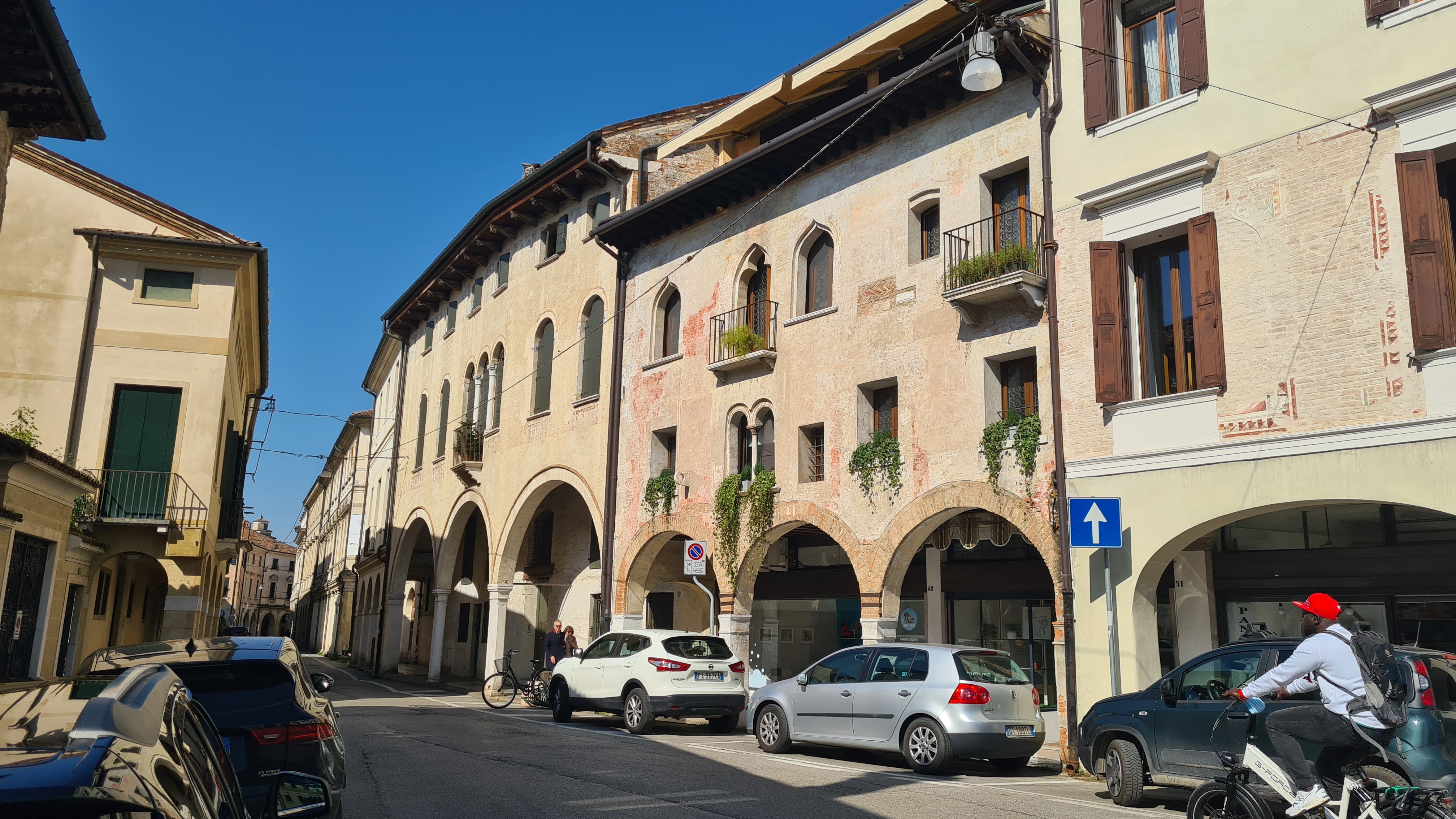 Negozio di angolo in posizione centralissima centro storico
