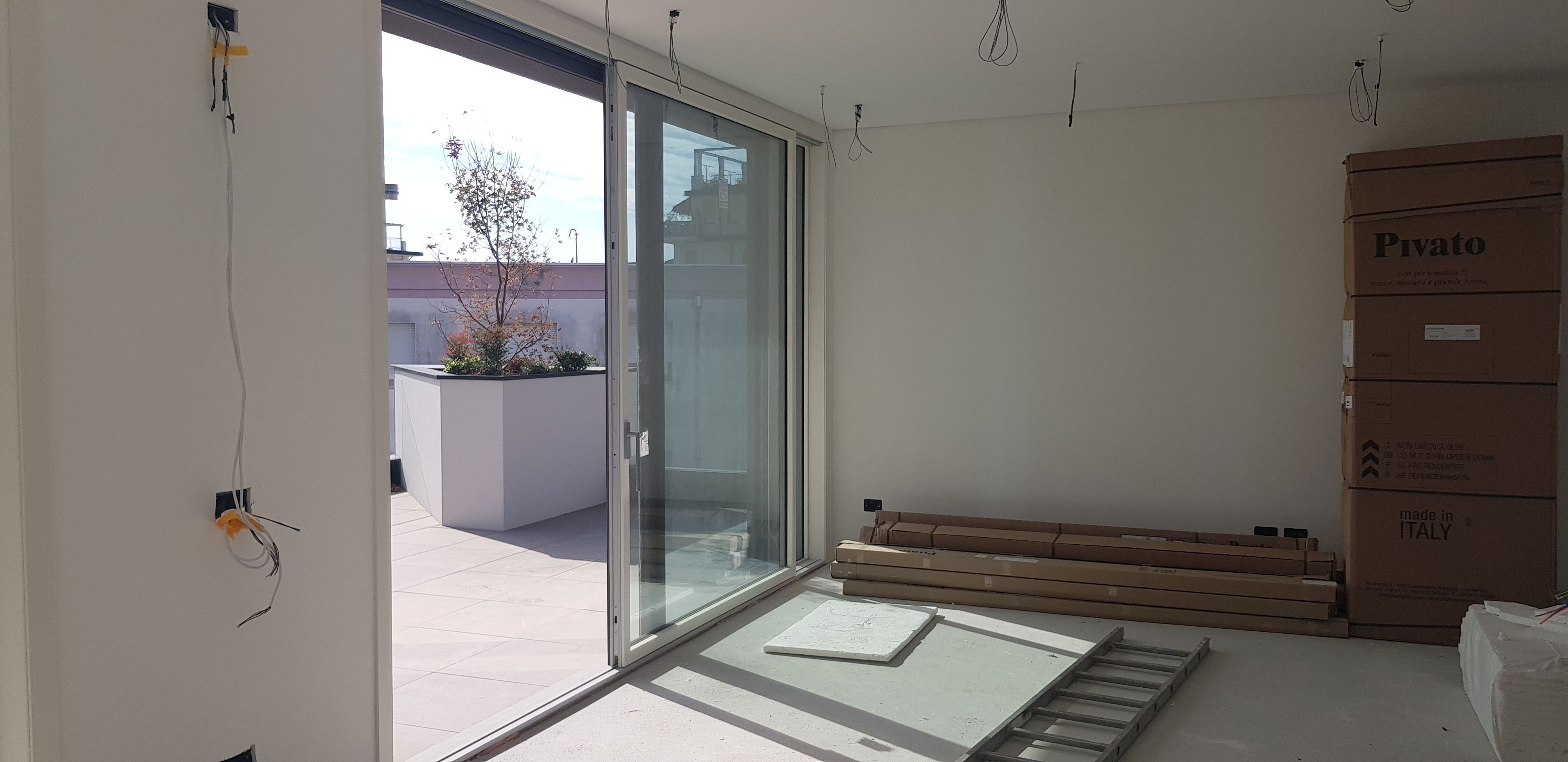 Grande attico nuovo con terrazza di 46 mq.