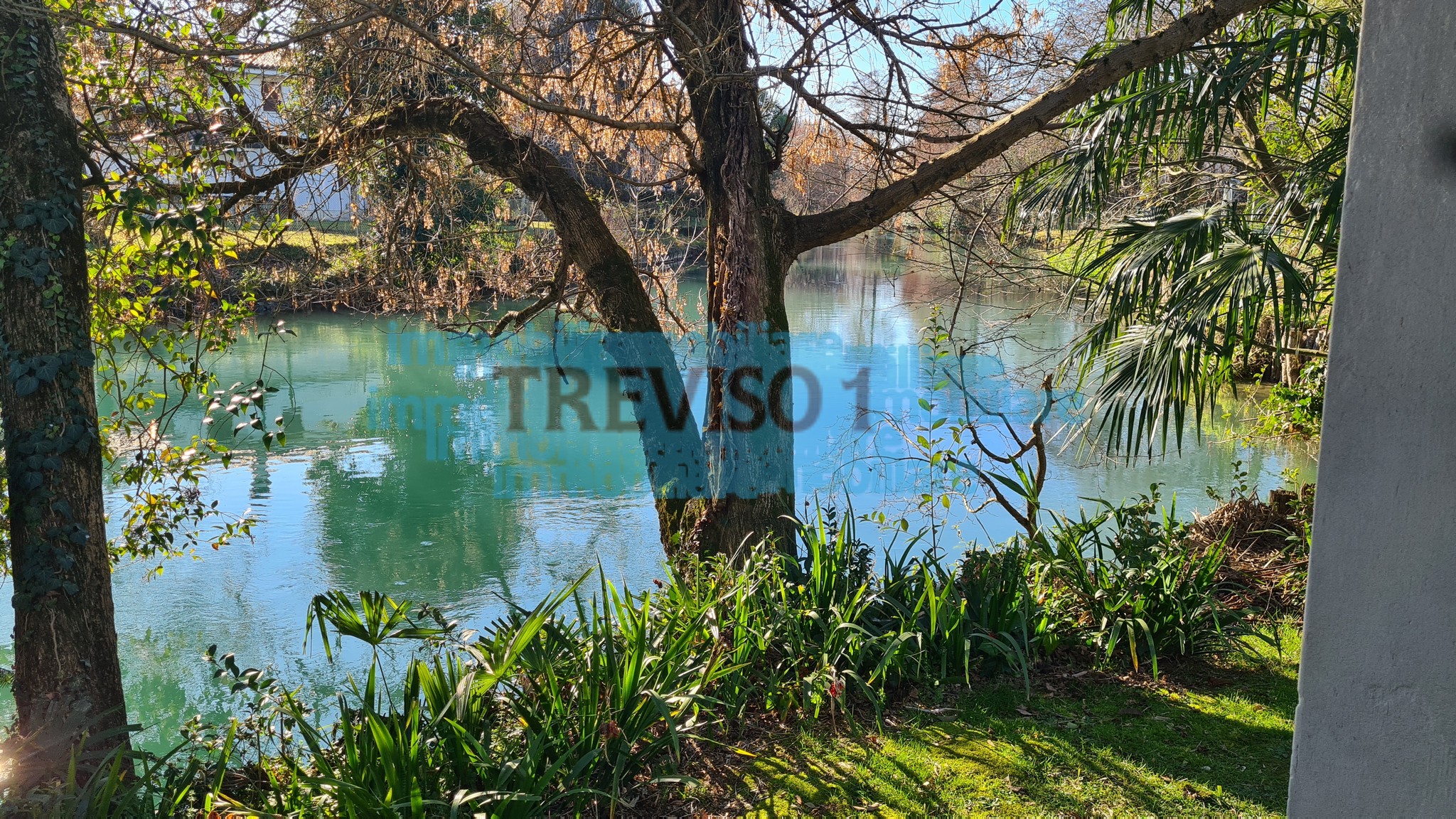 Terra-cielo ristrutturato con giardino privato 300 mq.